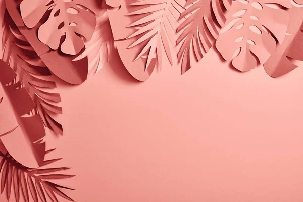 コピースペースとピンクの背景にエキゾチックな紙カットヤシの葉のトップビュー — ストック写真