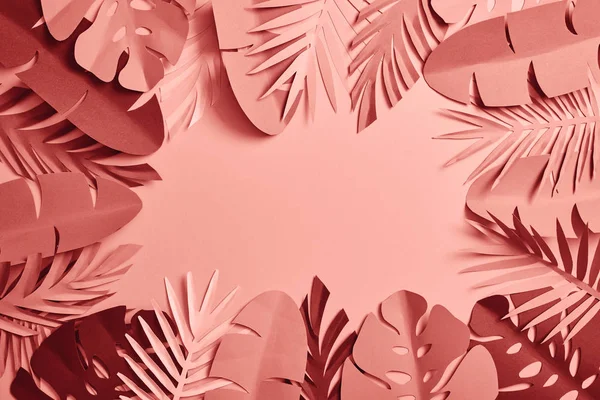 Top Uitzicht Van Tropische Papier Gesneden Palm Bladeren Roze Achtergrond — Stockfoto