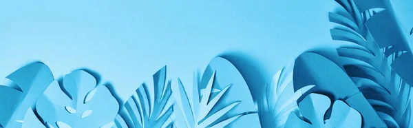 コピースペースと青い背景に青いミニマルペーパーカットヤシの葉のパノラマショット — ストック写真