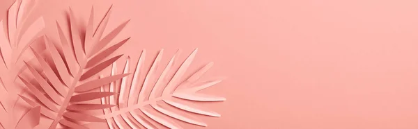 Bovenaanzicht Van Decoratief Papier Gesneden Exotische Bladeren Roze Achtergrond Met — Stockfoto