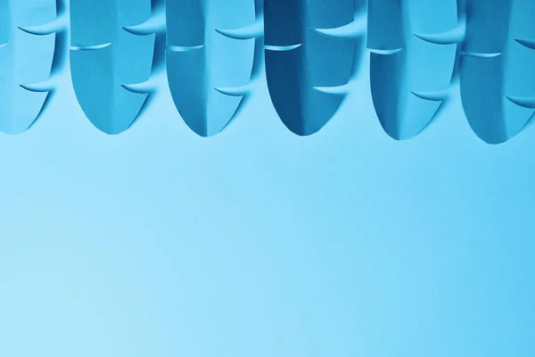 Flache Lage Mit Blauem Minimalistischem Papierschnitt Auf Blauem Hintergrund Mit — Stockfoto