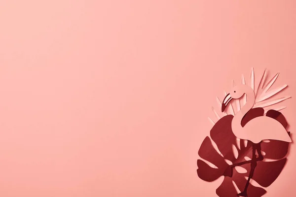 在粉红色背景的棕榈叶上剪纸火烈鸟的顶视图 — 图库照片