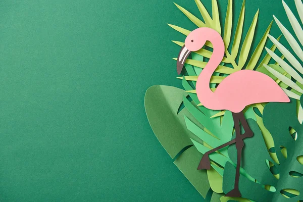 Top Uitzicht Van Papier Gesneden Palm Bladeren Roze Flamingo Groene — Stockfoto