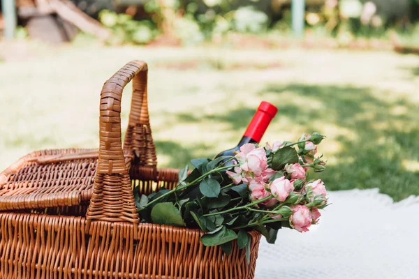 Canasta Mimbre Con Rosas Botella Vino Manta Blanca Día Soleado — Foto de Stock