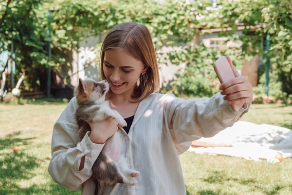 Szőke Lány Zöld Kertben Vesz Selfie Imádnivaló Kiskutya — Stock Fotó