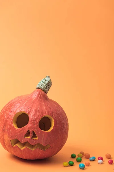 Abóbora Halloween Com Doces Fundo Laranja — Fotografia de Stock