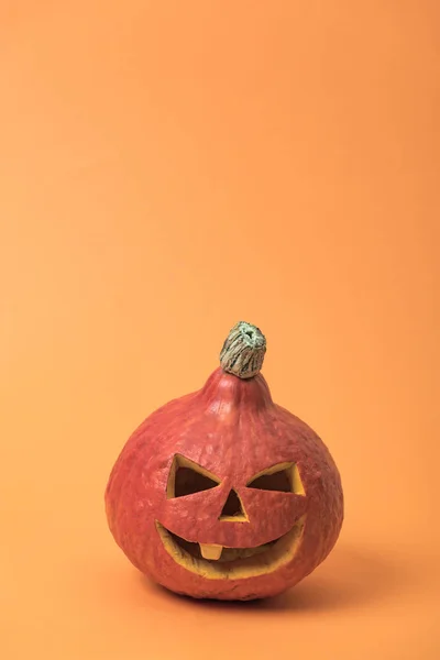 Espeluznante Calabaza Halloween Sobre Fondo Naranja Con Espacio Copia — Foto de Stock