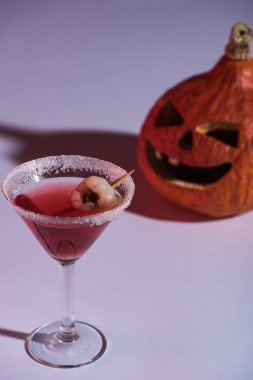 oyma ürkütücü balkabağı yakınında cam kırmızı Halloween kokteyl seçici odak