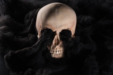 siyah kara bulutlar ile ürkütücü insan kafatası, Cadılar Bayramı dekorasyon