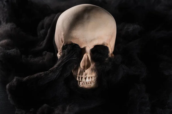 Kuslig Mänsklig Skalle Med Svarta Mörka Moln Halloween Dekoration — Stockfoto