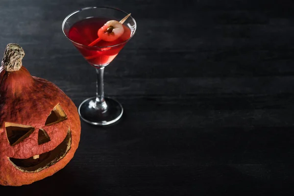 Spooky Halloween Pumpa Och Röd Cocktail Svart Bakgrund — Stockfoto