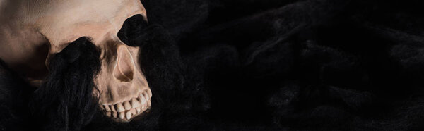панорамный снимок жуткого человеческого черепа с черными темными облаками, украшение Хэллоуина
