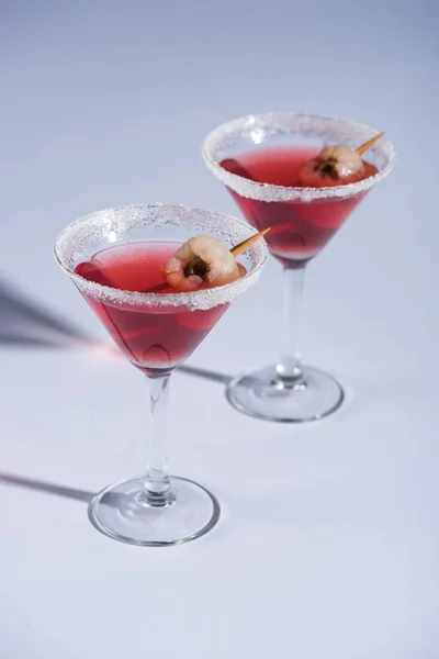 Rote Halloween Cocktails Mit Dekoration Gläsern Auf Weißer Oberfläche — Stockfoto