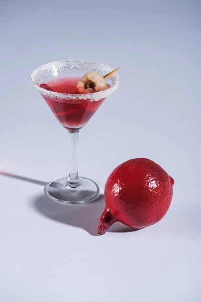 Rode Halloween Cocktail Glas Wit Oppervlak Met Granaatappel — Stockfoto