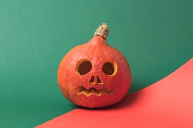 kırmızı ve yeşil arka plan üzerinde ürkütücü Halloween kabak