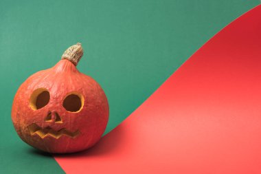 kırmızı ve yeşil arka plan üzerinde ürkütücü Halloween kabak