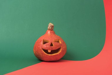 kırmızı ve yeşil arka plan üzerinde ürkütücü Halloween kabak