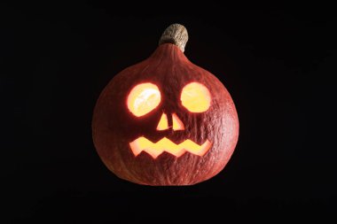 siyah izole balkabağı gelen ürkütücü oyma Halloween fener üst görünümü