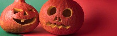 kırmızı ve yeşil arka plan üzerinde ürkütücü Halloween kabaklar panoramik çekim