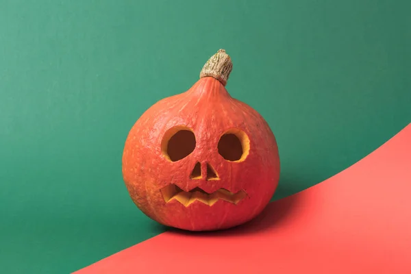 Espeluznante Calabaza Halloween Sobre Fondo Rojo Verde —  Fotos de Stock