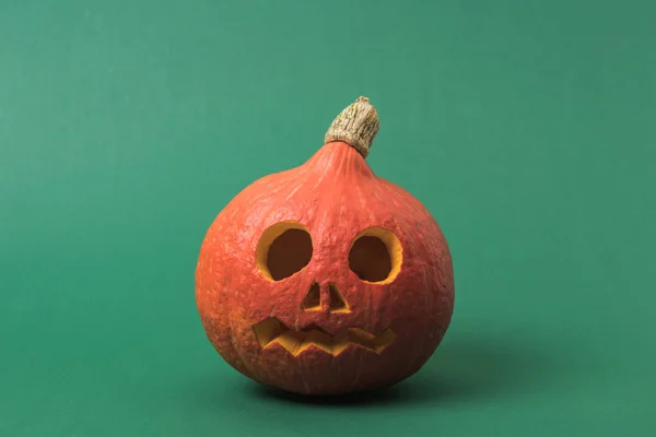 Yeşil Arka Planda Ürkütücü Halloween Kabak — Stok fotoğraf