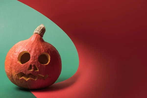 Espeluznante Calabaza Halloween Sobre Fondo Rojo Verde — Foto de Stock