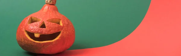 Plano Panorámico Espeluznante Calabaza Halloween Sobre Fondo Rojo Verde — Foto de Stock