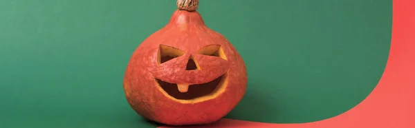 Tiro Panorâmico Abóbora Assustador Halloween Fundo Vermelho Verde — Fotografia de Stock