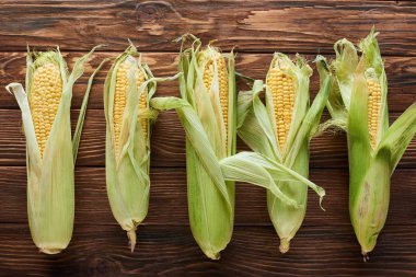 ahşap yüzeyde çiğ mısır üst görünümü