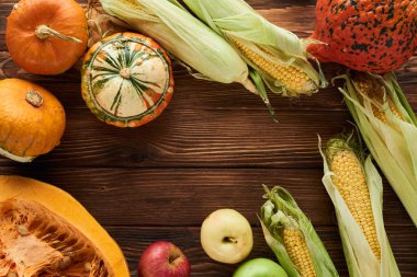 ahşap yüzeyüzerinde taze elma, kabak ve tatlı mısır üst görünümü