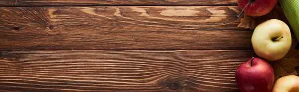 Panoramatický Výprk Čerstvých Zralých Jablek Hnědém Dřevěném Povrchu Prostorem Pro — Stock fotografie