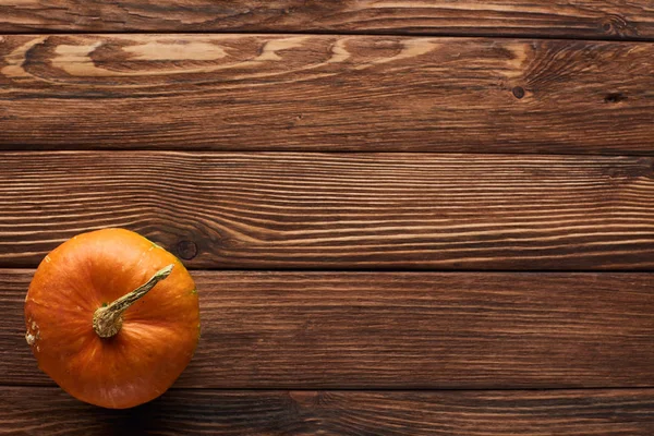 Top View Small Orange Pumpkin Brown Wooden Surface Copy Space — Stock Photo, Image
