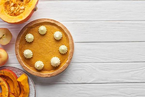 Sabroso Pastel Calabaza Con Crema Batida Cerca Calabazas Horneadas Crudas — Foto de Stock