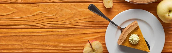 Panoramaaufnahme Von Stück Kürbiskuchen Mit Schlagsahne Der Nähe Des Ganzen — Stockfoto