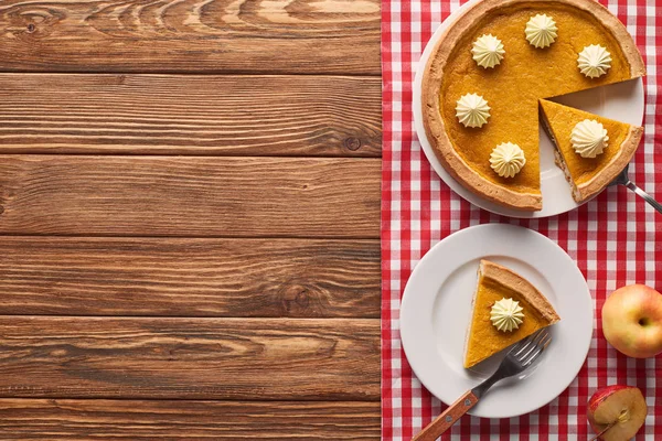 Delicioso Pastel Calabaza Con Crema Batida Mantel Cuadros Cerca Tenedor — Foto de Stock