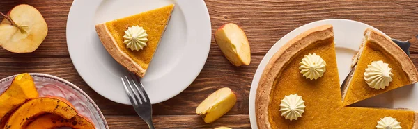 Panoramaaufnahme Geschnittener Kürbiskuchen Mit Schlagsahne Der Nähe Von Gebackenem Kürbis — Stockfoto