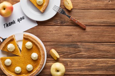 kabak pasta üst görünümü, olgun elma ve ahşap kahverengi masada teşekkür kartı