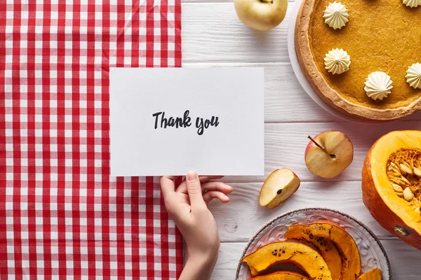 Ausgeschnittene Ansicht Einer Frau Mit Dankeskarte Auf Weißem Holztisch — Stockfoto