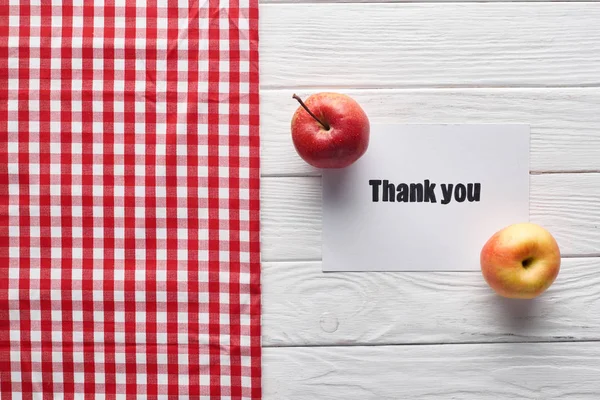 Draufsicht Auf Reife Äpfel Und Dankeskarte Auf Weißem Holztisch Mit — Stockfoto