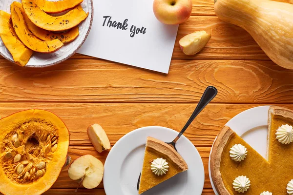 Ansicht Von Kürbiskuchen Reifen Äpfeln Und Dankeskarte Auf Holztisch — Stockfoto
