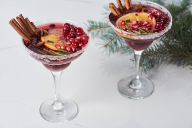 Portakal, nar ve tarçınlı Noel kokteylleri.