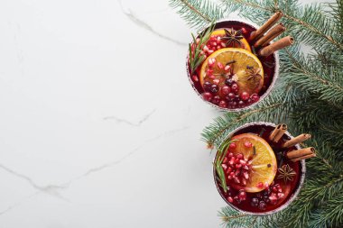 Turuncu, nar ve tarçınlı Noel kokteyllerinin en üst görüntüsü 