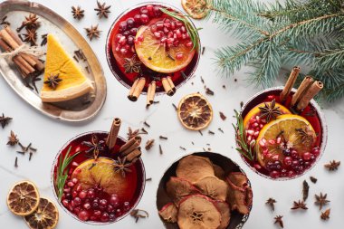 Portakal, nar, tarçın, kuru elma ve turtayla noel kokteyllerinin en üst görüntüsü 