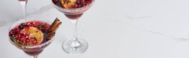 portakal, nar ve tarçınlı noel kokteylinin panoramik çekimi