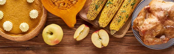Blick Von Oben Auf Kürbiskuchen Truthahn Und Gemüse Serviert Holztisch — Stockfoto