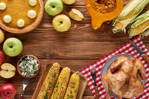 Blick Von Oben Auf Kürbiskuchen Truthahn Und Gemüse Serviert Holztisch — Stockfoto