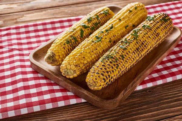 Grilled Corn Served Red Checkered Napkin Wooden Table Thanksgiving Dinner — 스톡 사진