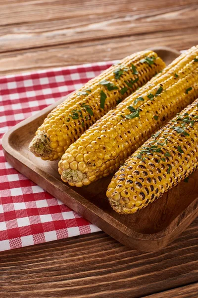 Grilled Corn Served Red Checkered Napkin Wooden Table Thanksgiving Dinner — Stock Photo, Image