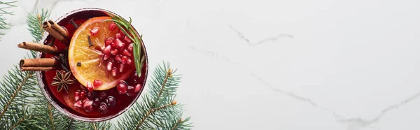 Панорамный Снимок Рождественского Коктейля Апельсином Гранатом Корицей — стоковое фото