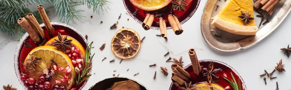 Panoramic Shot Christmas Cocktails Orange Pomegranate Cinnamon Pie Tray — Stock Photo, Image